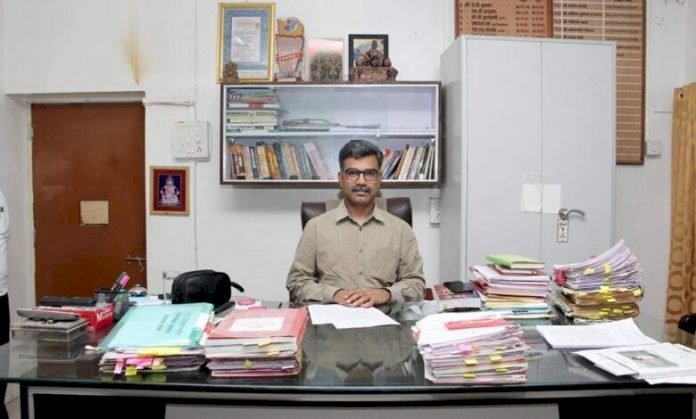 प्रांताधिकारी गजानन गुरव यांना विठ्ठल मंदिर समितीतून दाखवला बाहेरचा रस्ता