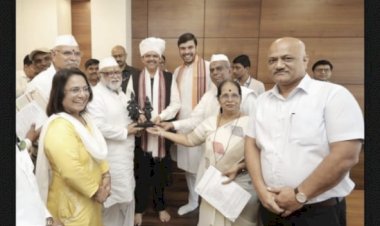 शासकीय महापूजेसाठी श्री विठ्ठल - रुक्मिणी मंदिर समितीच्या वतीने उपमुख्यमंत्री देवेंद्र फडणवीस यांना निमंत्रण