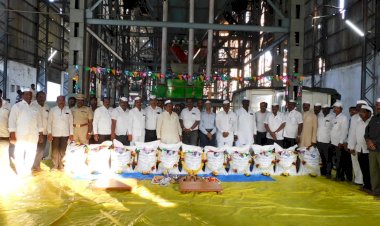 श्री संत दामाजी सहकारी साखर कारखान्याच्या पहिल्या पाच साखर पोत्याचे पूजन