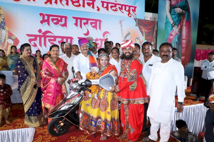अभिजीत पाटील यांच्या विठ्ठल प्रतिष्ठान यांनी आयोजित केलेल्या गरबा दांडिया स्पर्धेला उदंड प्रतिसाद..