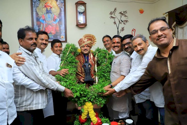 मुंबई जिल्हा बँकेचे चेअरमन आमदार प्रवीण दरेकर यांची महेश साठे यांच्या निवासस्थानी सदिच्छा भेट..