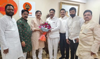 सोलापूर जिल्हा ठाकरे गटाच्या शिवसेनेच्या वतीने खा. संजय राऊत यांचे जल्लोसात स्वागत..