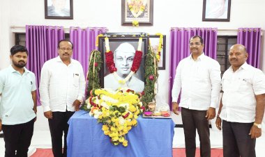 आमदार- समाधान आवताडे परीवाराच्या वतीने कर्मवीर औदुंबर( अण्णा )पाटील यांच्या प्रतिमेस पुष्पांजली अर्पण