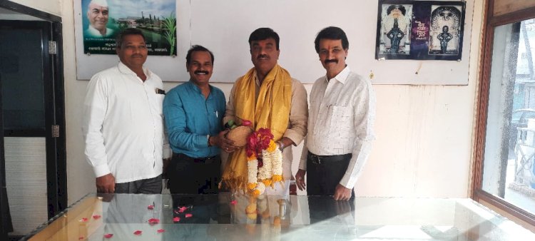 पंढरपुरातील नामांकित उद्योजक ठिगळे बंधूंच्या वतीने कल्याणराव काळे यांचा जंगी सत्कार..