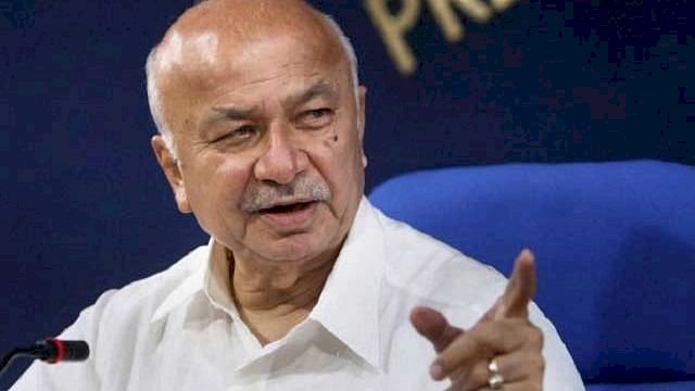 माजी केंद्रीय गृहमंत्री सुशील कुमार शिंदे पुन्हा राजकारणात सक्रिय