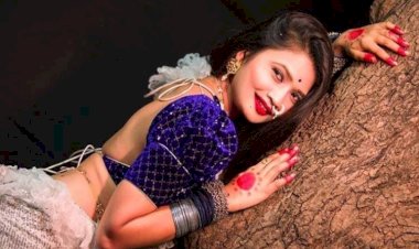 अबबब. गौतमी पाटील नावाचं वादळ घोंघावलं, नुसती गर्दी नव्हे, तुफ्फान गर्दी; बॅरेकेटिंग तोडले, खुर्च्या मोडल्या; नातेपुते येथील प्रकार.