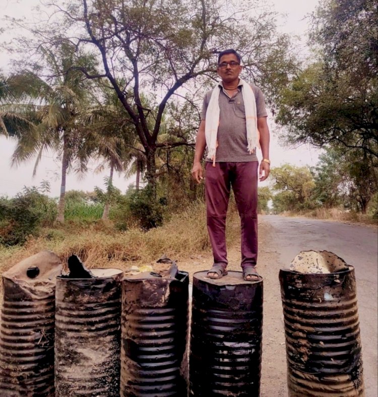 डांबराच्या टिपाडावर चढून नामवंत वकीलाचे अनोखे आंदोलन..