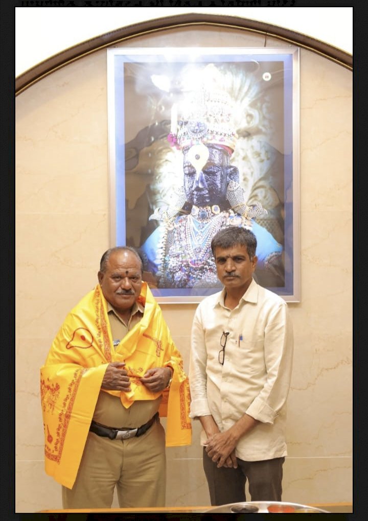 प्रामाणिक कार्याबद्दल श्री विठ्ठल रूक्मिणी मंदिरे समितीच्या वतीने व्यवस्थापक बालाजी पुदलवाड यांच्या हस्ते सहाय्यक फौजदार विठ्ठल यवाप्पा शिंदे यांचा सन्मान..