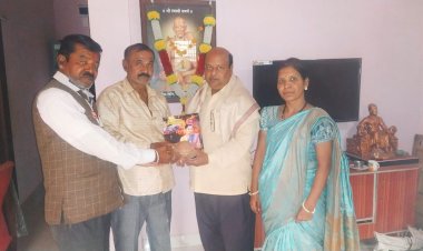 म्हसवड येथे प्रशांत माळवदे यांचा  जेष्ठ पत्रकार विजय टाकणे यांच्या हस्ते सन्मान..