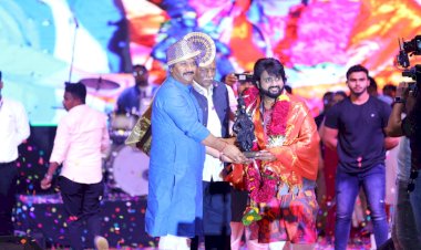 डॉ. बाबासाहेब आंबेडकर ,महात्मा फुले यांच्या जयंती निमित्त आदर्श शिंदे यांच्या बहारदार गीतांचा कार्यक्रम पंढरपूरात संपन्न..