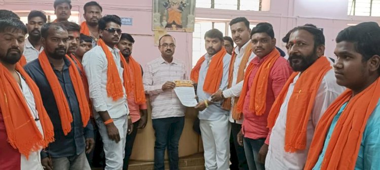 पंढरपूर तालुक्यात अवैद्य वाळू उपसा प्रकरणी तलाठी व महसूल अधिकारी यांच्या विरोधात झाले आक्रमक आंदोलन..