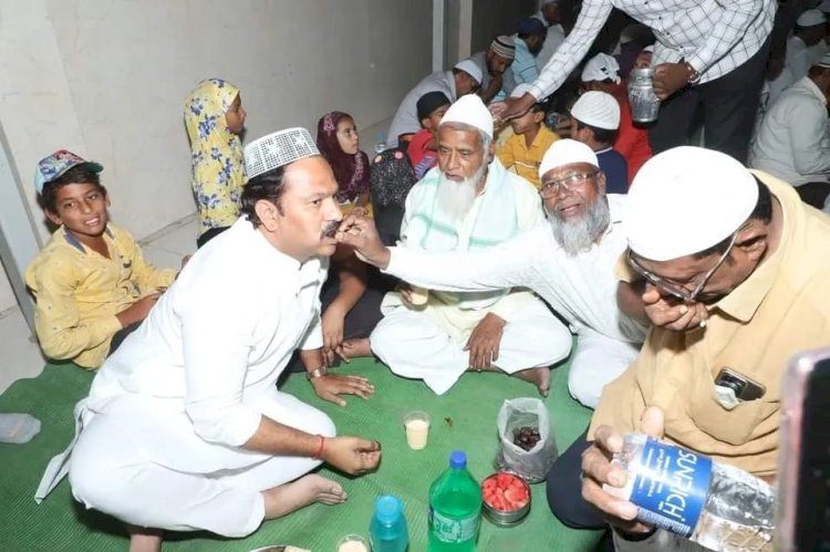अभिजीत पाटील यांच्या संकल्पनेतून राबवत असलेल्या सामाजिक क्रमातून स्वर्गीय आमदार भारत नाना भालके यांच्या पॅटर्नची तालुका भर चर्चा *--------------------------------------------------------------------------------------* पंढरपूर येथे चेअरमन अभिजीत आबा पाटील यांच्या वतीने इफ्तार पार्टी कार्यक्रम मोठ्या उत्साहात संपन्न..