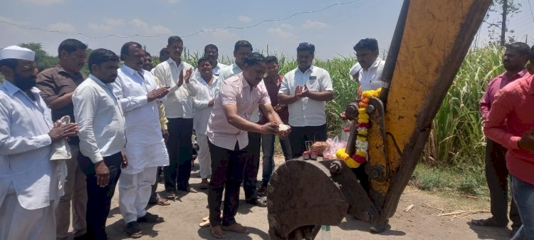 तपकिरी शेटफळ ते संगेवाडी रस्त्याच्या कामाचे भूमिपूजन ,कित्येक दिवसाचा प्रलंबित प्रश्न मार्गी लागला यामुळे शेतकऱ्याची झाली सोय.
