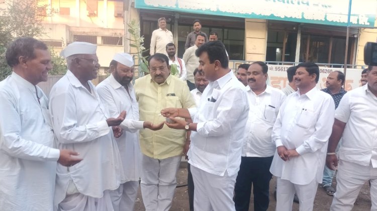 राष्ट्रवादी काँग्रेसचे राष्ट्रीय अध्यक्षपदी पुन्हा खा.शरद पवार झाल्याने पंढरपुरात काळे गटाने साखर वाटून, फटाक्यांची आतिषबाजी करुन  आनंदोत्सव साजरा..