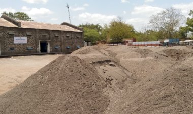 अवैध गौण खनिज उत्खनन व वाहतुकीवर महसूल प्रशासनाची कारवाई ; 20 ब्रास वाळू  जप्त , तीन लाकडी होड्या नष्ट