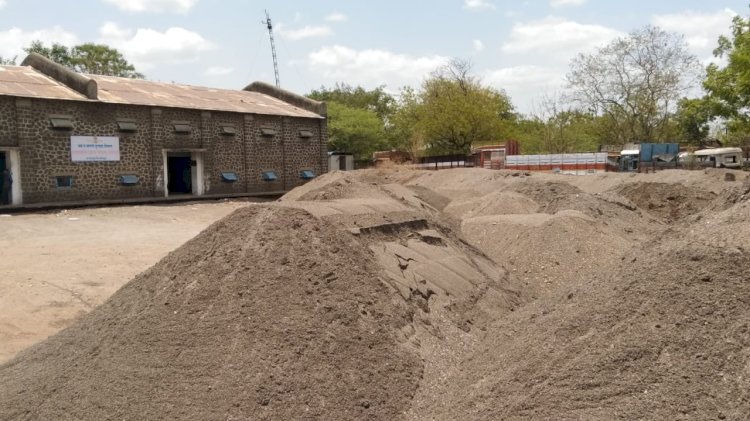 अवैध गौण खनिज उत्खनन व वाहतुकीवर महसूल प्रशासनाची कारवाई ; 20 ब्रास वाळू  जप्त , तीन लाकडी होड्या नष्ट