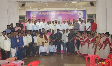 पंढरपूरच्या विठ्ठल - रुक्मिणी मंदिरे समितीच्या कर्मचा-यांना त्यांच्या हक्काचे लाभ मिळवून देण्यासाठी प्रयत्न करणा-या मान्यवरांचा कर्मचारी संघाकडून सन्मान..