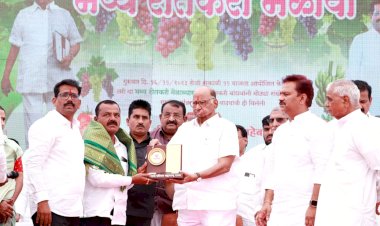 कडलास येथील प्रगतशील शेतकरी सुरेश गायकवाड यांचा खा .शरद पवारांच्या हस्ते कृषीनिष्ठ पुरस्कार देऊन सन्मानित