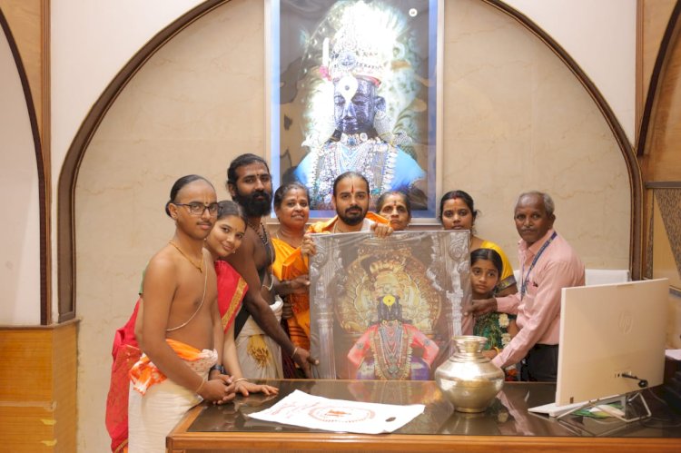 विठ्ठल - रुक्मिणी मातेस विठ्ठल भक्तांकडून २ किलो १०८ ग्रॅम चांदीची घागर भेट