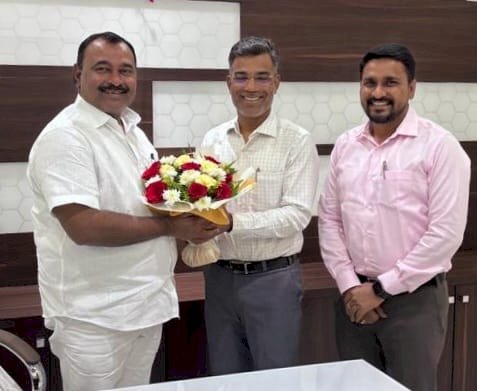 पंढरपूर शहरातील नूतन प्रशासकीय इमारत बांधकाम, रस्ते विकास प्रकल्प, पाणी पुरवठा योजना व इतर विकासात्मक बाबींसाठी भरघोस निधी आणणाऱ्या आ आवताडेंचा प्रशासनाच्या वतीने  सत्कार..