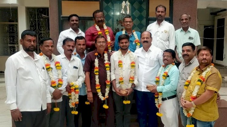 महाराष्ट्र राज्य मराठी पत्रकार संघाची पंढरपूर कार्यकारणी जाहीर...    महाराष्ट्र राज्य मराठी पत्रकार संघाच्या नुतन पदाधिकार्यांचा सत्कार करताना प.महाराष्ट्र कार्याध्यक्ष राजेंद्र कोरके पाटील व इ.