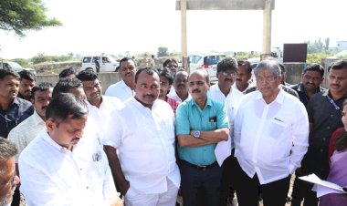 सोलापूरचे पालकमंत्री चंद्रकांत पाटील यांच्याकडून विविध विकास कामांची पाहणी...  रांजणी येथील पशुवैद्यकीय दवाखान्याचे काम ठेकेदाराने त्वरित पूर्ण करावे...                                                                                                   पालकमंत्री चंद्रकांत पाटील यांच्या हस्ते कासेगाव येथील रोपवनात वृक्षारोपण...