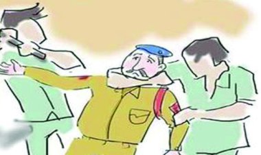 मुंबईत रस्त्यावर पोलिसाला ट्रकचालकांची लाठ्या काठ्याने जबर मारहाण.