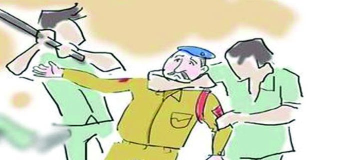 मुंबईत रस्त्यावर पोलिसाला ट्रकचालकांची लाठ्या काठ्याने जबर मारहाण.