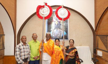 श्री विठ्ठल - रुक्मिणी मंदिर समितीला चांदीची सूर्य व चंद्र वस्तू अर्पण