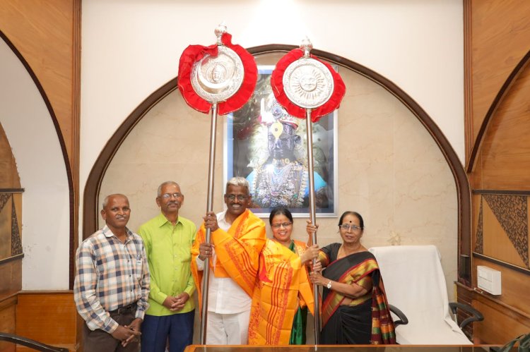 श्री विठ्ठल - रुक्मिणी मंदिर समितीला चांदीची सूर्य व चंद्र वस्तू अर्पण