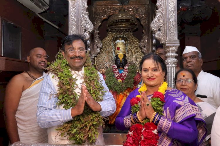 वनमंत्री सुधीर मुनगंटीवार यांनी घेतले श्री विठ्ठल रुक्मिणी मातेचे दर्शन