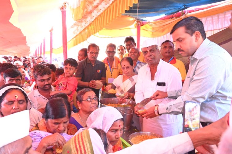 खिचडीच्या प्रसादाने वारकरी भाविक कृतार्त;  दर्शन रांगेत साबुदाणा / तांदळाच्या खिचडीचे वाटप;    सहा लक्ष बुंदी लाडू प्रसादाची निर्मिती;- कार्यकारी अधिकारी श्री राजेन्द्र शेळके