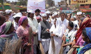 चंद्रभागा वाळवंटात विशेष स्वच्छता मोहिम;   मंदिर समिती व वारकरी सेवा संघ पुणे यांचा संयुक्त सहभाग;   चंद्रभागेचे पावित्र्य जपण्याचा प्रयत्न; ॲड. माधवी निगडे यांनी माहिती.
