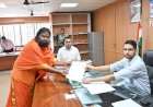 सोलापूर व माढा लोकसभा मतदारसंघासाठी 77 अर्जदारांनी 122 अर्ज घेतले  सोलापूरसाठी 58 तर माढा लोकसभा मतदारसंघासाठी 64 अर्ज घेण्यात आले  सोलापूर लोकसभा मतदारसंघासाठी दीपक उर्फ श्री व्यंकटेश्वरा महा स्वामीजी यांचा उमेदवारी अर्ज दाखल