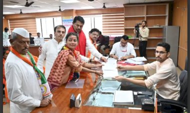 आमदार प्रणिती शिंदेंनी जोरदार शक्तीप्रदर्शन करत भरला उमेदवारी अर्ज...  काँग्रेसचे प्रदेशाध्यक्ष नाना पटोलेंची उपस्थिती...  लोकसभेच्या युद्धासाठी तुमचे आशीर्वाद द्या...