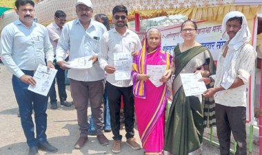 पंढरपूरात स्वीप अंतर्गत मतदार जनजागृती    दर्शन रांगेतील भाविकांना गुलाब पुष्प व माहिती पत्रके देऊन मतदान करण्याचे केले आवाहन      स्वीप व भारत विकास परिषद स्वंयसेवी संस्थेच्या संयुक्त विद्यमाने मतदार जागृती