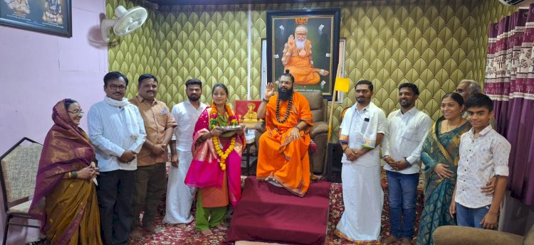 नववर्षानिमित्त प्रणिती शिंदेंनी घेतले जगद्गुरु डॉ. मल्लिकार्जुन शिवाचार्य महास्वामी यांचे आशीर्वाद