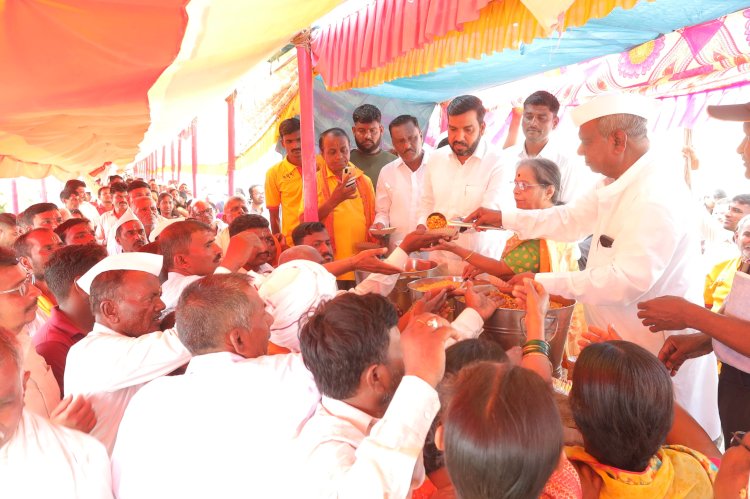 पंढरीत भाविकांना दर्शन रांगेत  शुध्द पिण्याचे पाणी, लिंबू सरबत, खिचडीचे वाटप:- कार्यकारी अधिकारी राजेंद्र शेळके