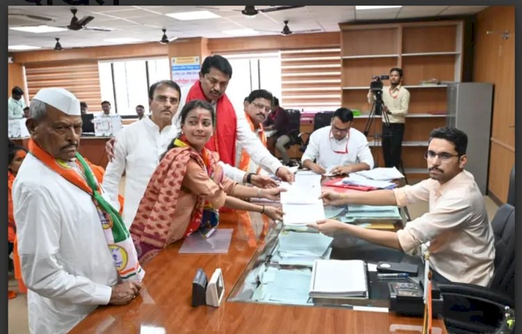 आमदार प्रणिती शिंदेंनी जोरदार शक्तीप्रदर्शन करत भरला उमेदवारी अर्ज...  काँग्रेसचे प्रदेशाध्यक्ष नाना पटोलेंची उपस्थिती...  लोकसभेच्या युद्धासाठी तुमचे आशीर्वाद द्या...