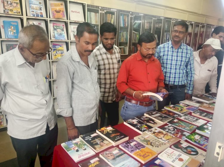 सोलापूर जिल्हा ग्रंथालय अधिकारी कार्यालयाच्या वतीने जागतिक पुस्तक दिन साजरा.