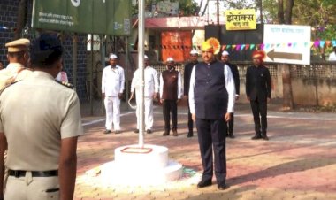 पंढरपूर तहसील कार्यालयामध्ये महाराष्ट्र राज्य स्थापना दिनानिमित्त प्रांताधिकारी सचिन इथापे यांच्या हस्ते ध्वजारोहण