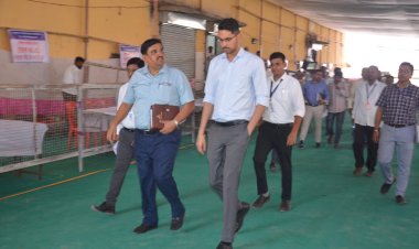 जिल्हाधिकारी कुमार आशीर्वाद यांनी पंढरपूर येथील स्ट्रॉग रुमची केली  पाहणी