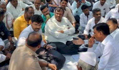 अँड. दीपक पवार यांच्या नेतृत्वाखाली भाळवणी येथे पाण्यासाठी शेतकरी आक्रमकपणे मोठ्या संख्येने एकवटला,  अँड. पवार यानी शेतकऱ्याच्या प्रश्नाला वाचा फोडली