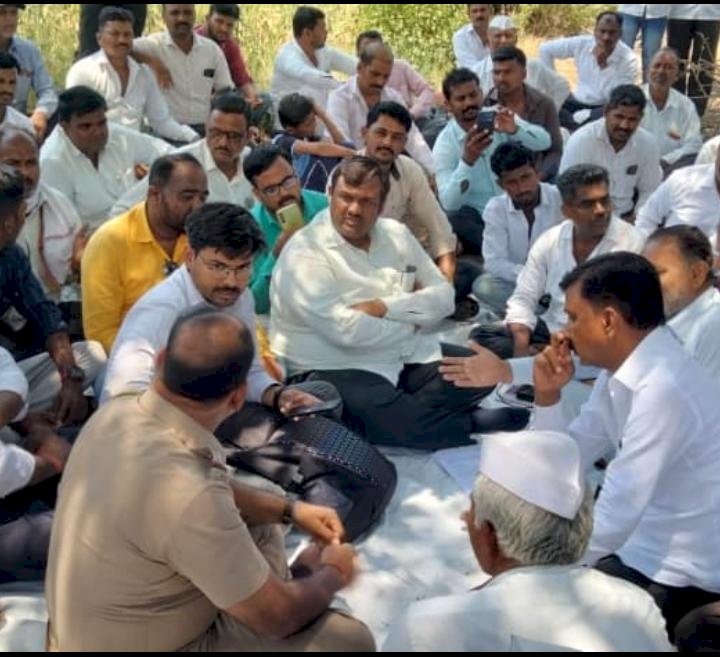 अँड. दीपक पवार यांच्या नेतृत्वाखाली भाळवणी येथे पाण्यासाठी शेतकरी आक्रमकपणे मोठ्या संख्येने एकवटला,  अँड. पवार यानी शेतकऱ्याच्या प्रश्नाला वाचा फोडली