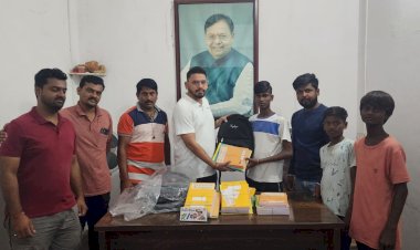 पंढरीत रुक्मिणी प्रतिष्ठानच्या वतीने विद्यार्थ्यांना शालेय साहित्याचे किट वाटप.,  गोरगरीब विद्यार्थ्यांना मदतीचा हात