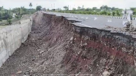 पंढरपूर - आळंदी पालखी मार्ग खचला; संबंधित विभागाने त्वरित रस्ता दुरुस्त करण्याची वारकऱ्यांमधून मागणी ,दीड वर्षांपूर्वीच झाले होते रस्त्याचे काम,