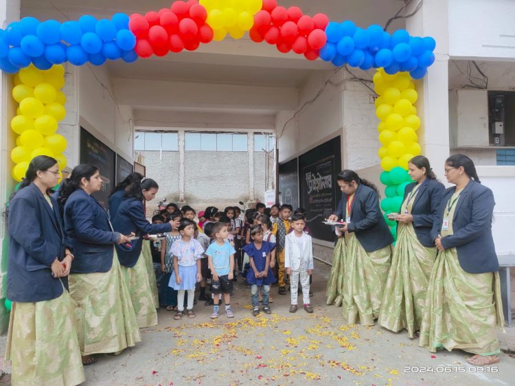 पंढरपूर एज्युकेशन सोसायटी संचलित ,पंचरत्न इंग्लिश स्कूलमध्ये पहिल्याच दिवशी उपस्थित विद्यार्थ्यांचे पुष्पगुच्छ देऊन  जंगी स्वागत,  विद्यार्थी -विद्यार्थिनींमध्ये उत्साहाचे वातावरण