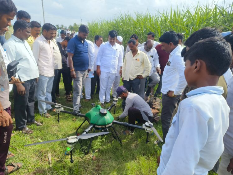 वसंतराव काळे सहकारी साखर कारखान्याच्या वतीने शेतीवर फवारणीचे नवीन प्रात्यक्षिकरण ,  पिराची कुरोली सभासद शेतकरी पांडुरंग कौलगे यांच्या शेतीवर केला प्रयोग,  ड्रोनच्या सहाय्याने शेती फवारणी करणे सोईचे:- चेअरमन-, कल्याणराव काळे