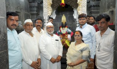 श्री विठ्ठलाच्या  गाभा-यातील मेघडंबरीचे काम पूर्ण  श्री संत कबीर महाराज मठ व फडाकडून लाकडी मेघडंबरी अर्पण;  लाकडी मेघडंबरीस नांदेड येथील दानशुर भाविकाकडून २ कोटी ४५ लाखाची चांदी अर्पण   सह अध्यक्ष गहिनीनाथ महाराज औसेकर.