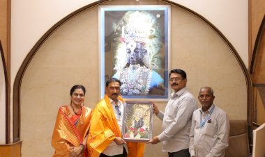 श्री विठ्ठल - रुक्मिणी मातेस भाविकाकडून 77 हजार किंमतीचे चांदीचे टाळ अर्पण.